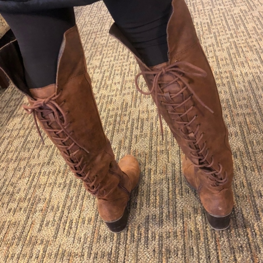 👢 Brown knee-high boots